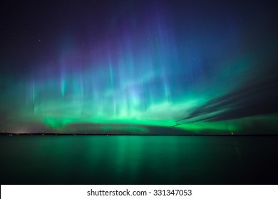 Prachtige noorderlicht aurora borealis over meer in finland