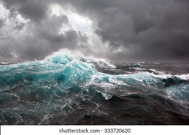 背景に海の波と暗い雲