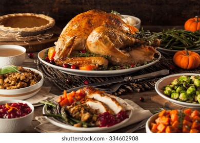 Zelfgemaakte geroosterde Thanksgiving Day kalkoen met alle kanten