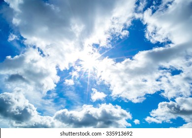 Nubes del cielo, cielo con nubes y sol.