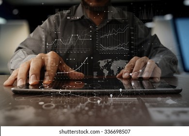 mano de hombre de negocios trabajando en una computadora portátil con estrategia de negocios de capa digital y diagrama de redes sociales en un escritorio de madera