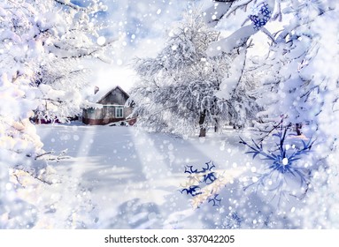 Wintervakantie ansichtkaart stilering. Wintersprookje, zware sneeuwval bedekte de bomen en huizen in het bergdorp.