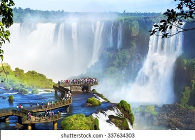 Toeristen bij de Iguazu-watervallen, een van 's werelds grootste natuurwonderen, op de grens van Brazilië en Argentinië.