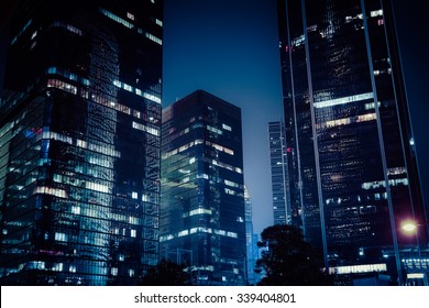照らされた高層ビルと抽象的な未来的な夜の街並み。香港