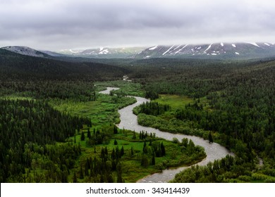 Berg rivier tussen het groene woud. Nationaal park Yugyd-Va, Polair Oeralgebergte, Rusland.