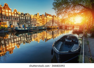 Amsterdamse gracht bij zonsondergang. Amsterdam is de hoofdstad en dichtstbevolkte stad van Nederland.