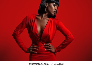 mujer negra en rojo