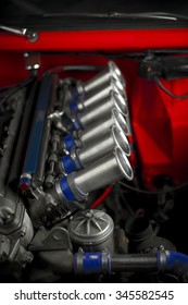 Řadový šest vyladěný závodní motor. Lesklé výkonné díly na vyladěném motoru závodního auta