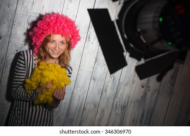 Clownmädchen mit rosa Perücke, fotografiert im Studio