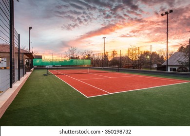 Tennisbaan op een privé landgoed in de schemering en magische lucht