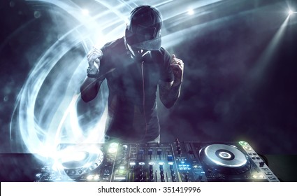 DJ met draaitafels