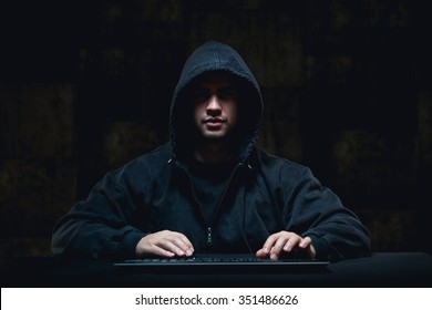 Hình ảnh nam hacker ăn trộm trên mạng