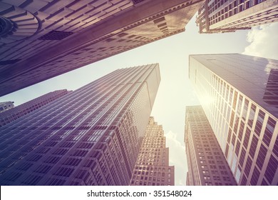 Starinska stilizirana fotografija nebotičnikov na Manhattnu ob sončnem zahodu, New York City, ZDA.