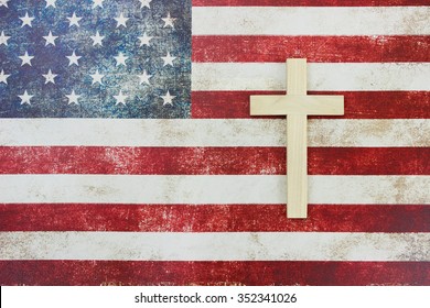 Trækors på vintage rustik amerikansk flag lærred baggrund; rød, hvid og blå Memorial Day og religiøs baggrund med kopiplads