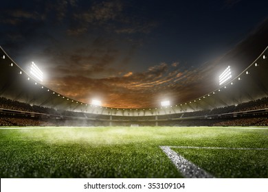 ライトの空の夜のグランド サッカー アリーナ