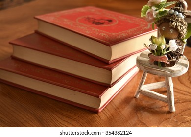 赤い表紙の本おもちゃの男と3冊の本