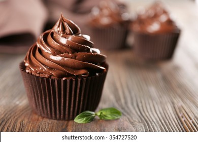 Cupcakes de chocolate con menta en mesa de madera
