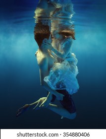 Frau und Mann schwimmen unter Wasser