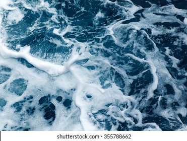 波打つ水の海の波の高角度のビュー