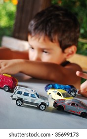 Niños jugando con coches de juguete al aire libre en verano