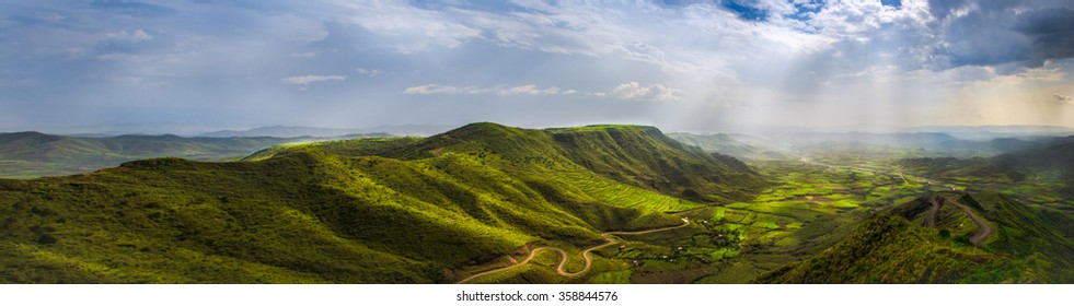 Impresionante vista de montañas verdes desde un mirador en Lalibela
