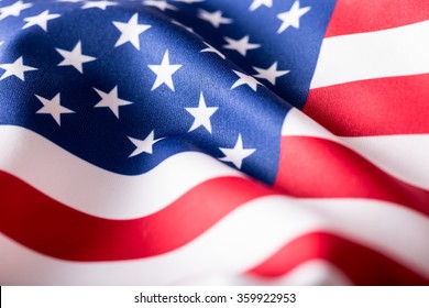 Bendera Amerika melambai tertiup angin.