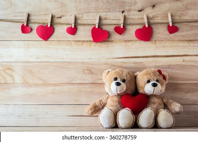 Das Paar Teddybär hält ein herzförmiges Kissen, Valentine-Konzept