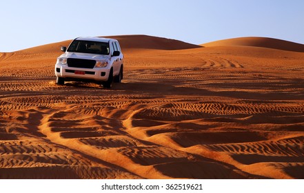 Geländewagen auf Sanddünen, Oman