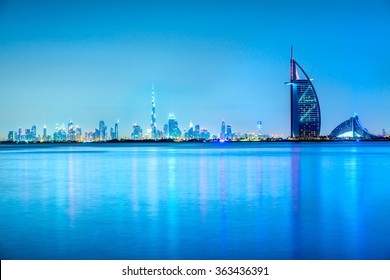 Đường chân trời Dubai lúc hoàng hôn, UAE.