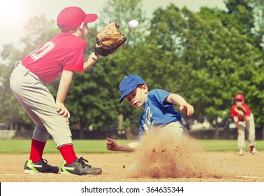 Instagram スタイルのフィルターを使用して、野球の試合中にベースに滑り込む少年