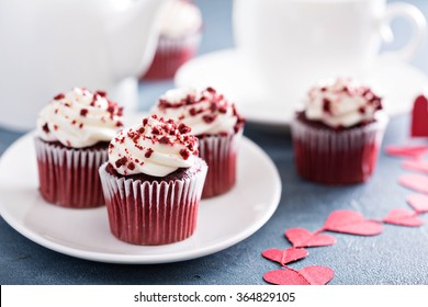バレンタインデーの装飾が施された赤いビロードのカップケーキ