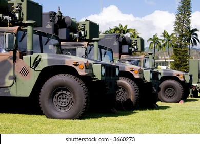 Những chiếc Humvee ngụy trang của quân đội xếp thành đội hình