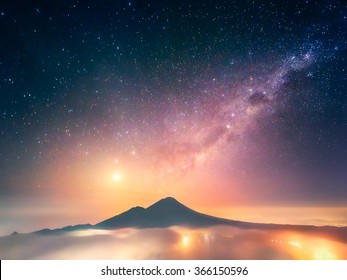 Esta foto fue capturada en Bali (Indonesia) justo antes del amanecer desde la cima del monte Batur (1.717 m) con vistas a Abang (2.151 m). A la izquierda de ella hay una deslumbrante Venus.