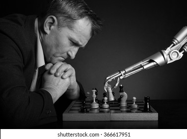 ロボットとチェスをする男性。