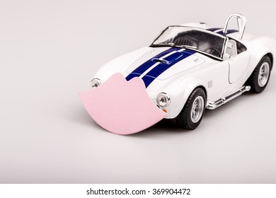 mooie blauw-witte auto, roadster met roze kus, valentijnsauto