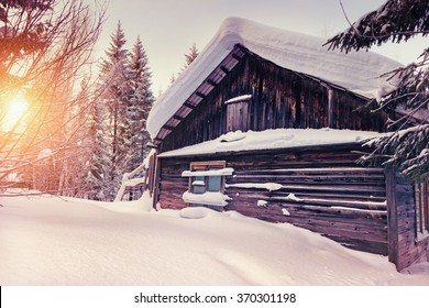 antigua casa de madera en paisaje invernal photo