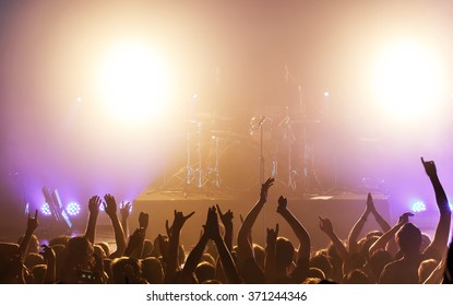 ロック コンサートの人々 の黒いシルエット