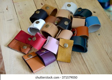 Lederhandwerk für handgefertigte Schlüsselanhänger und kleine Taschen aus Leder