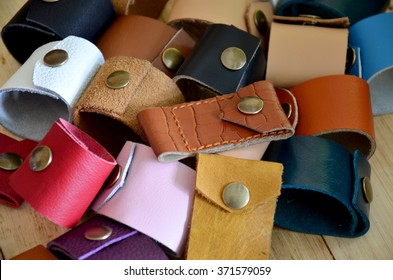 Lederhandwerk für handgefertigte Schlüsselanhänger und kleine Taschen aus Leder