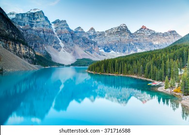 カナダ、アルバータ州バンフ国立公園のモレーン湖