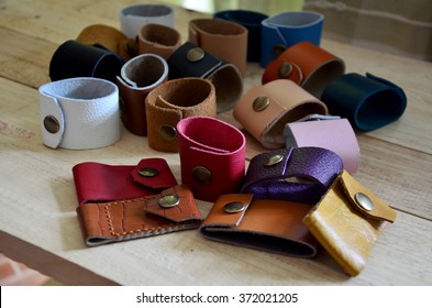 Lederhandwerk für handgefertigte Schlüsselanhänger und kleine Taschen aus Leder