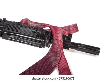 Rifle de assalto e gravata vermelha isolados no branco