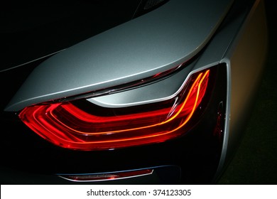 Autodetail. Neues LED-Rücklicht bei Nacht. Die Rücklichter des Autos, im Hybrid-Sportwagen. Entwickelte das hintere Bremslicht des Autos.
