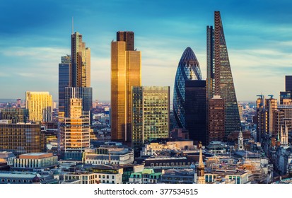 Londres, Inglaterra - El distrito bancario del centro de Londres con famosos rascacielos y otros lugares emblemáticos al atardecer con cielo azul - Reino Unido