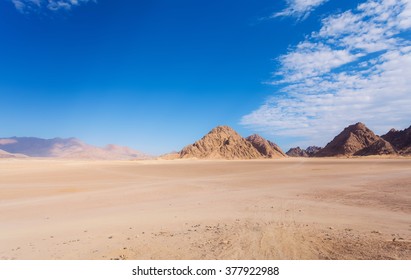 砂漠の山と青空