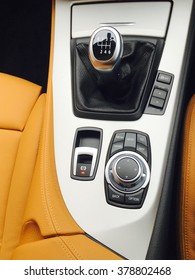 Detailní záběr na středovou konzolu sportovního vozu, koncept luxusu