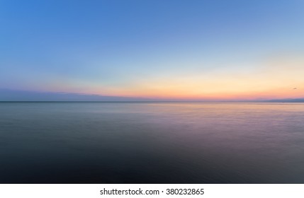 amanecer en el agua / Cielo brillante de la mañana de principios de verano Playa