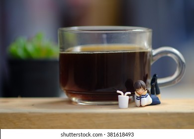 Juguete gashapon japonés jugando con un vaso de café