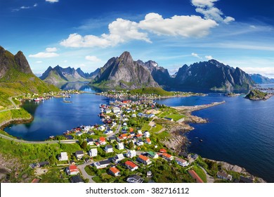 Reine, Lofoten, Noruega. El pueblo de Reine bajo un cielo soleado y azul, con las típicas casas rorbu. Vista desde arriba