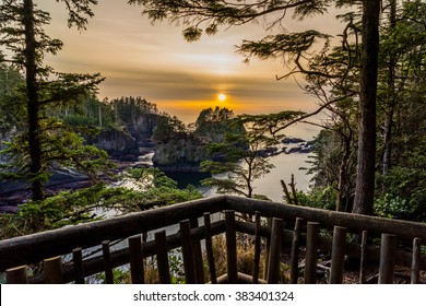 Una hermosa puesta de sol en el océano entre las rocas, sendero de adulación del Cabo, Península Olímpica, estado de Washington